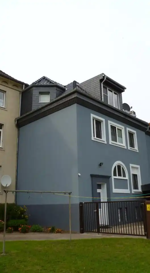 Altbau nach dem Fassadenanstrich in Blaugrau
