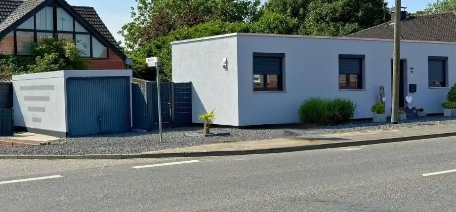 Bungalow mit Garage nach dem Anstrich