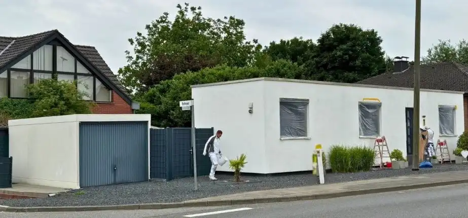 Bungalow mit Garage vor dem Anstrich