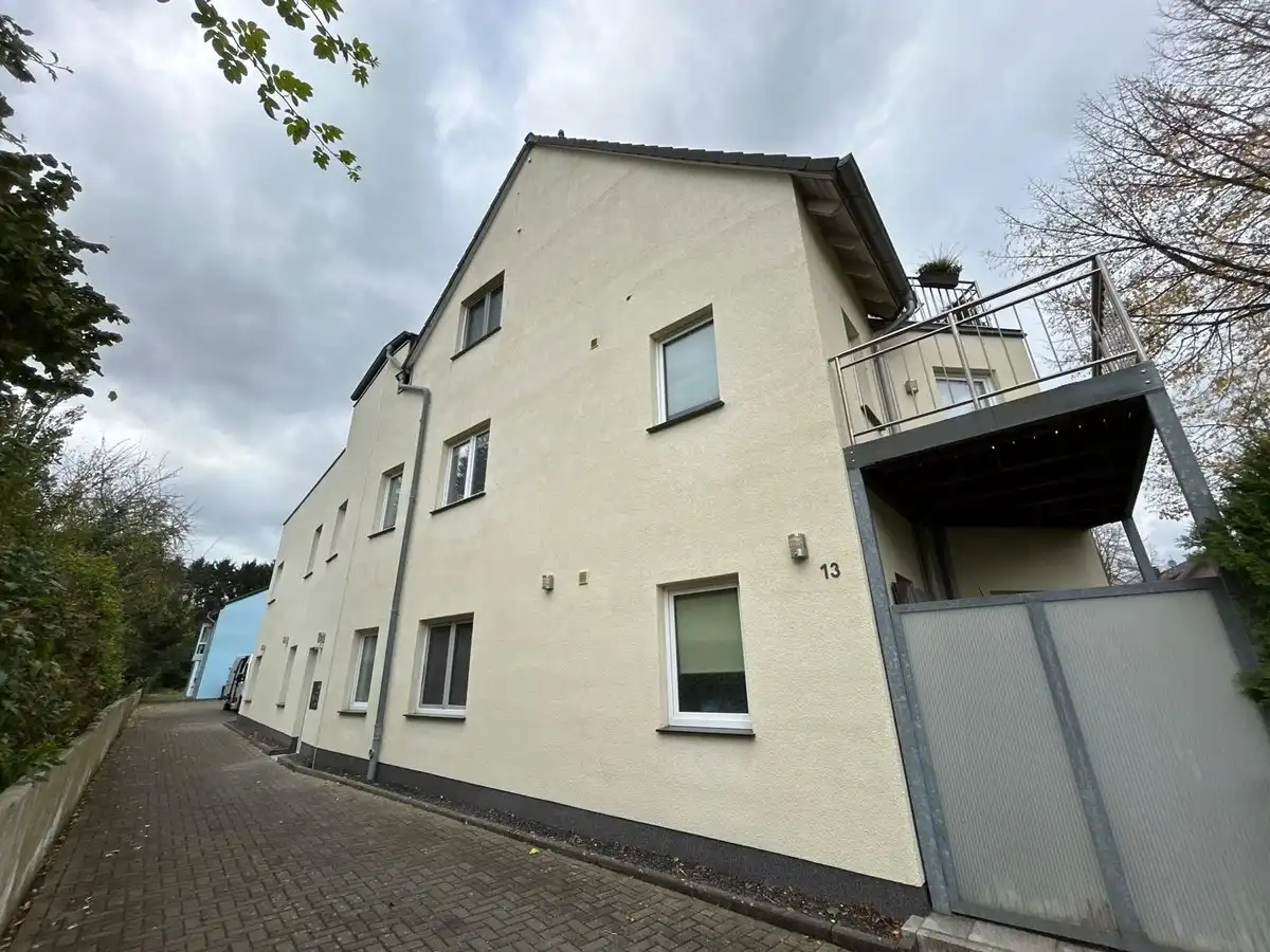 Mehrfamilienhaus mit Balkon nach der Reinigung