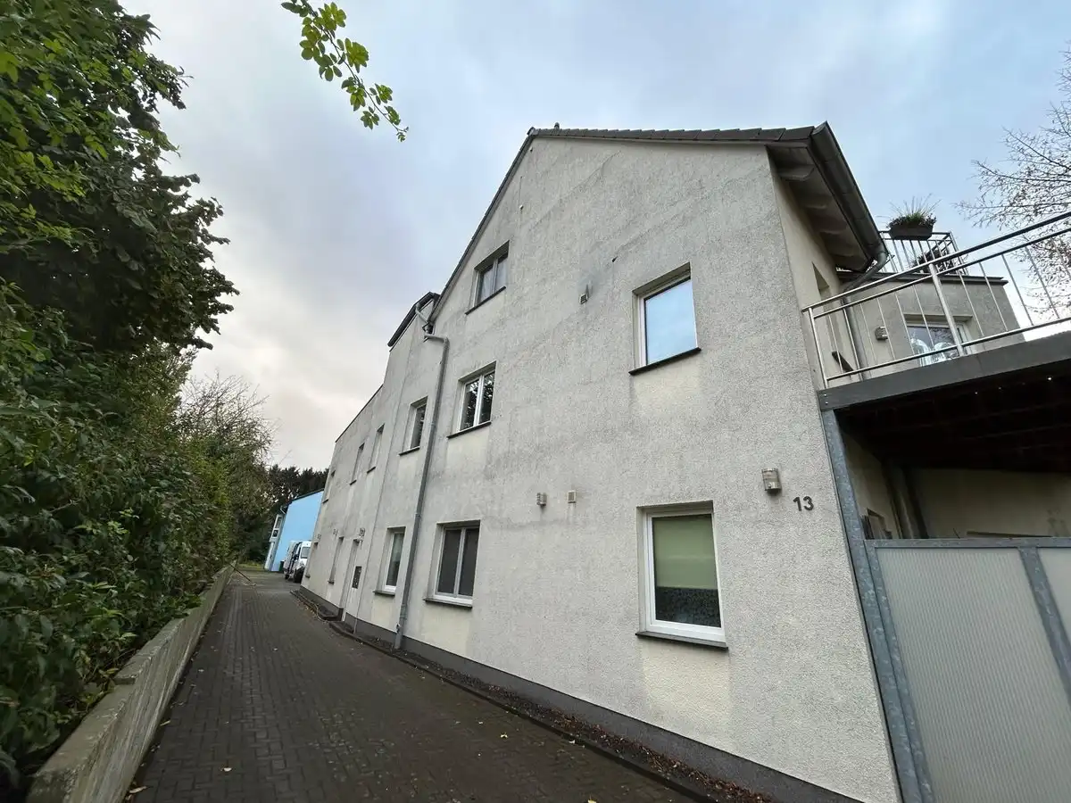 Mehrfamilienhaus mit Balkon vor der Reinigung