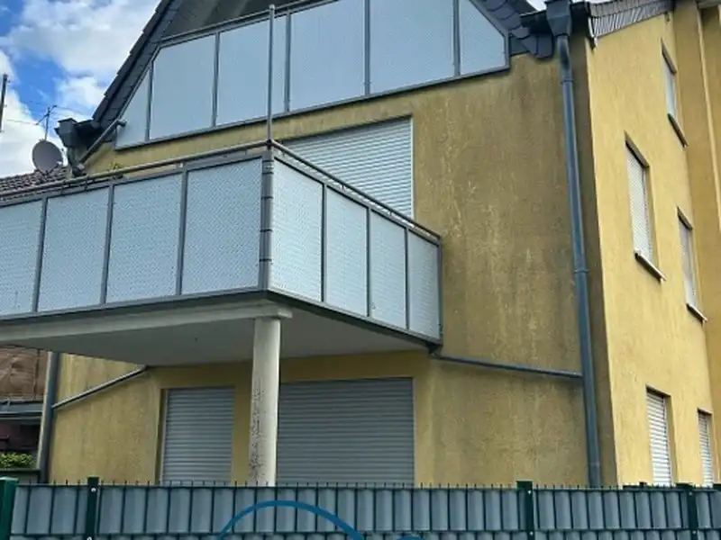 Mehrfamilienhaus vor der Reinigung