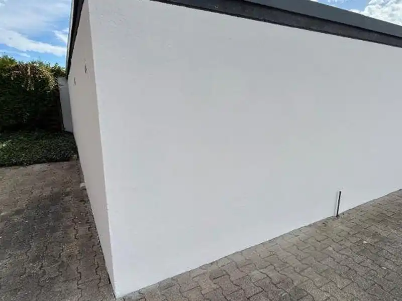 Wand einer Autogarage nach der Reinigung