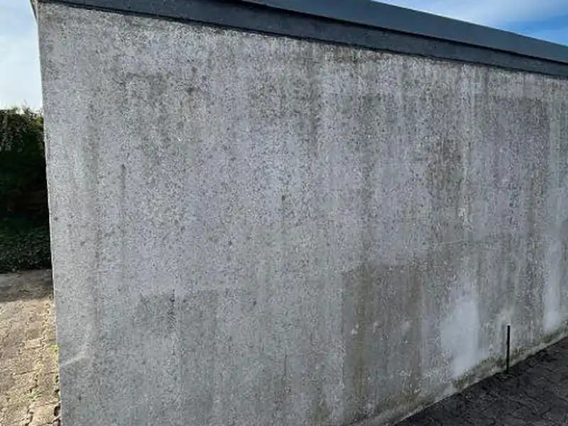 Wand einer Autogarage vor der Reinigung