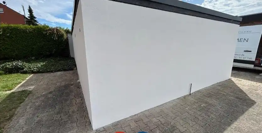 Garagenwand nach dem Anstrich in Weiß