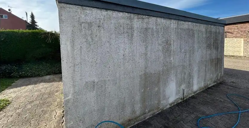 Verschmutzte Garagenwand vor dem Anstrich