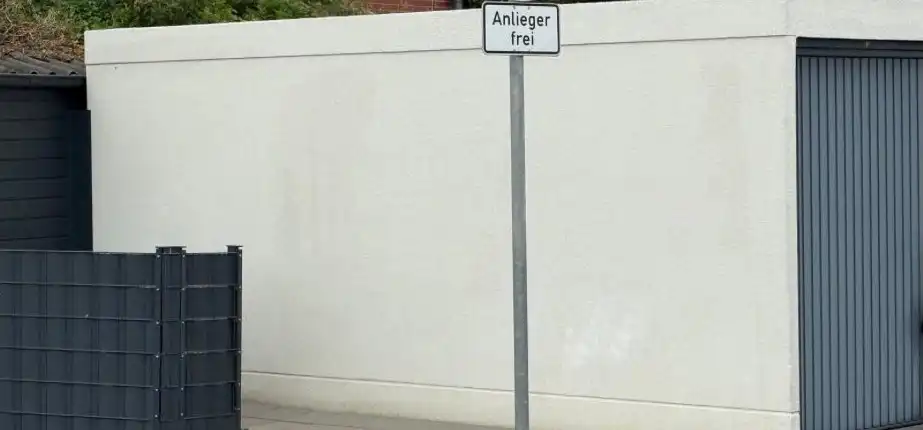 Garagenwand vor dem Anstrich