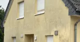 Dieselbe Fassade vor der Reinigung
