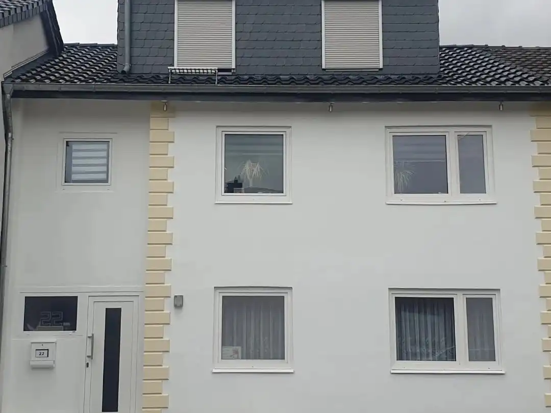 Dasselbe Reihenhaus nach dem Fassadenanstrich in Weiß