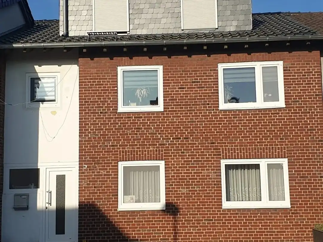 Reihenhaus mit rotem Klinker vor dem Fassadenanstrich