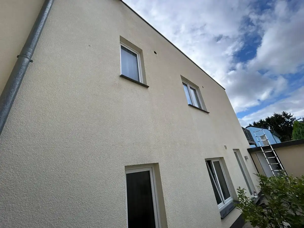 Mehrfamilienhaus nach der Fassadenreinigung