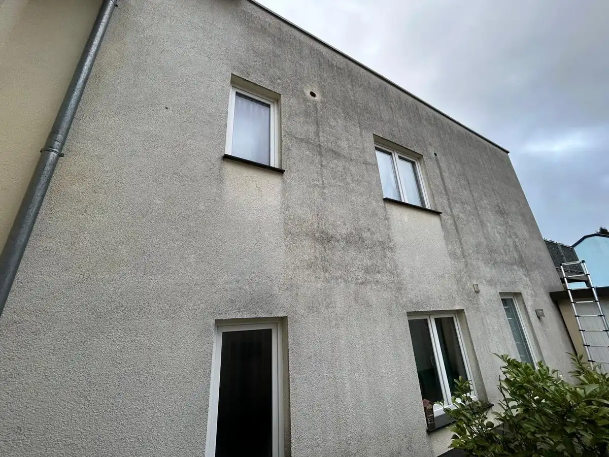 Mehrfamilienhaus vor der Fassadenreinigung