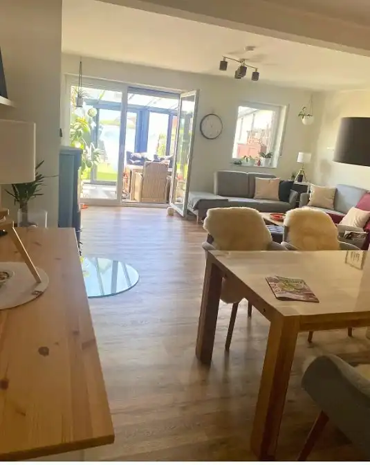 Wohnraum nach der Renovierung mit neuem Boden