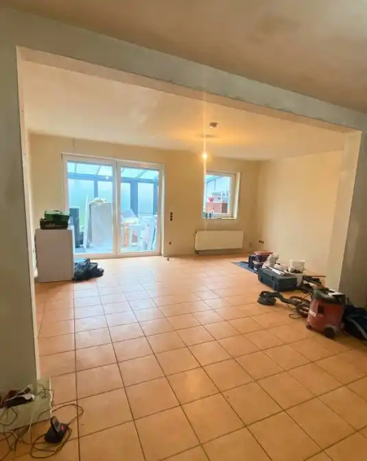 Leerer Wohnraum mit Fliesen vor der Renovierung